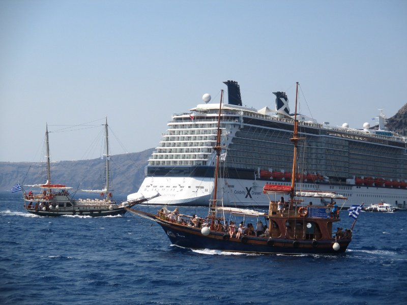 Big boats - little boats cruising Santorini 