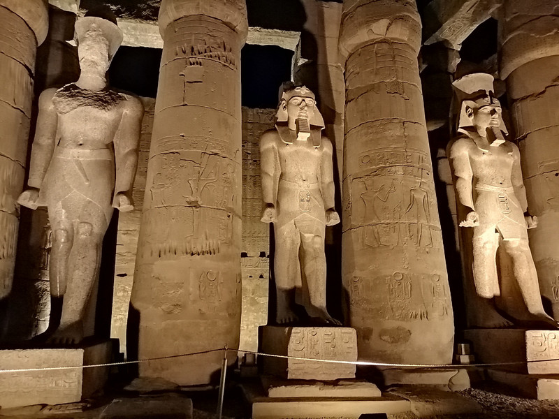 Big statues in Luxor temple 