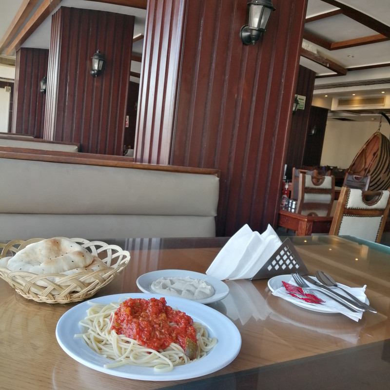 Spaghetti with tomato, tahini and bread