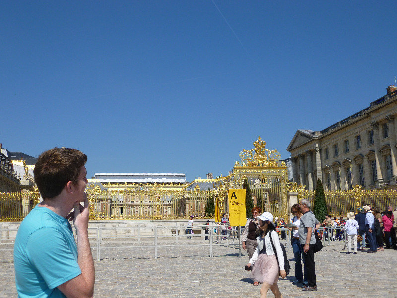 The thinker himself in front of Versailles