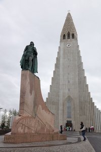 Hallgrimskirkja and Lief Erikson statue
