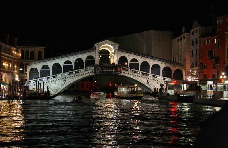 Ponte di Rialto at night