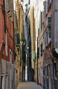 Narrow calle leading to Via Garibaldi