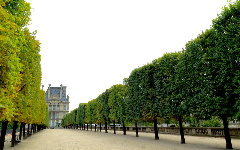 Walking alongside the Jardin Des Tuileries