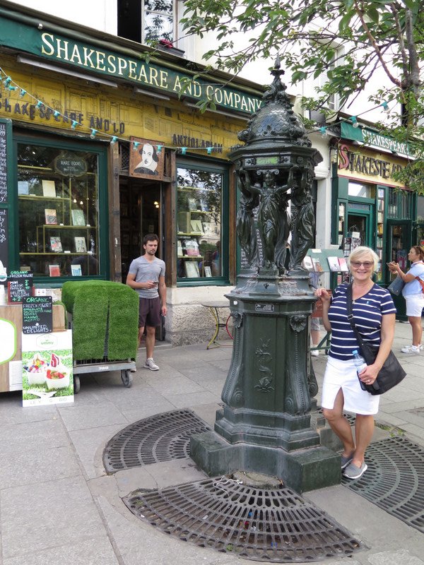 Fountain in front of Shakespeare and Co. book store