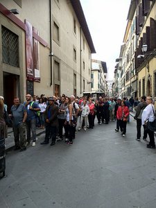 Queue for Tickerts to Galleria dell&#39;Accademia