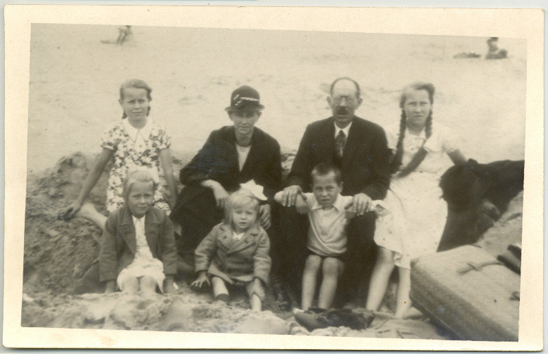 Opoe en Opa Mudde at the beach 1936