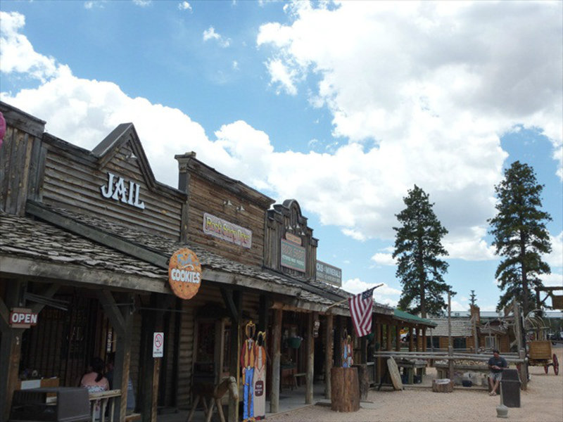 Stores opposite our hotel in Bryce Canyon