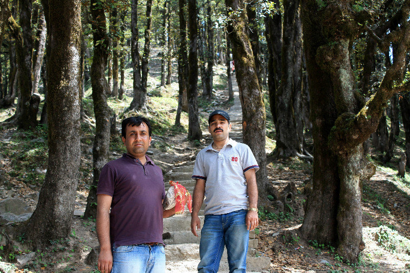 0020 - On Foot to Shikari Mata - in the pic Suraj Chauhan & Sandeep Bhardwaj (Pic Manoj Mehta)