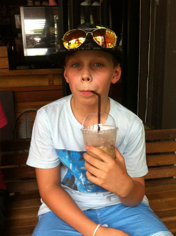 Kobe with his iced Chocolate at Ristr8te