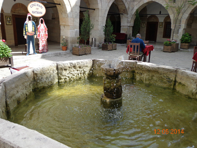 Hof der Karawanserei mit Brunnen