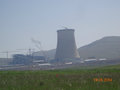 Mitten in einer völlig einsamen Gegend wird ein Wärmekraftwerk gebaut (Atomkraftwerk?)