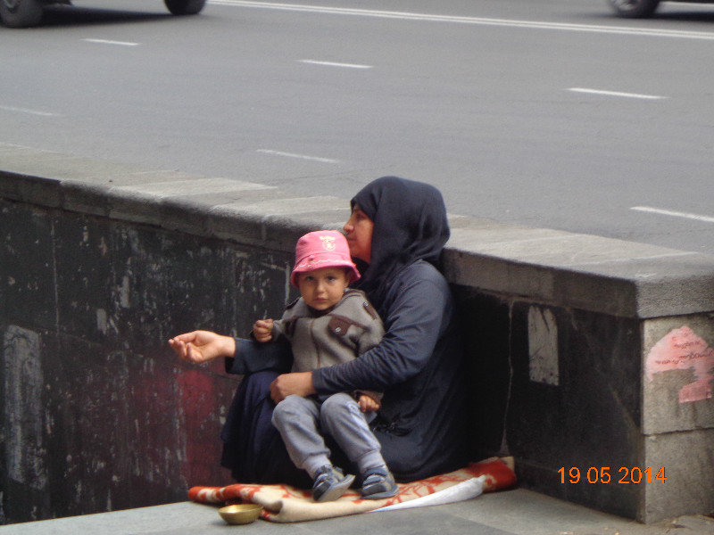 Zigeuner, bettelnd am Straßenrand