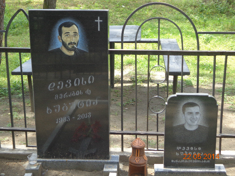 Die Bilder der Verstorbenen auf dem Grabstein