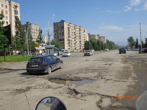 Die Straße gleich vorm Hotel und die sowjetischen Plattenbauten