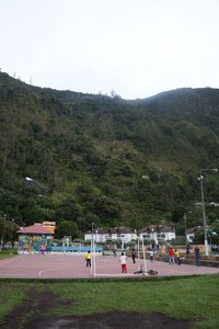 Terrain de foot au pied de la montagne