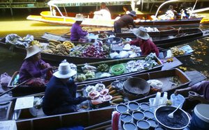 Black jelly lady & other vendors at the floating market