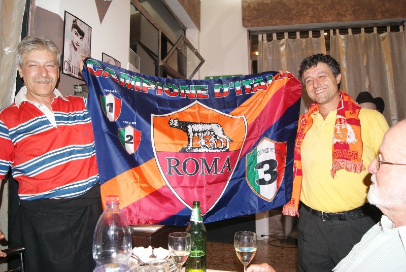 The Roma flag presented to the team!