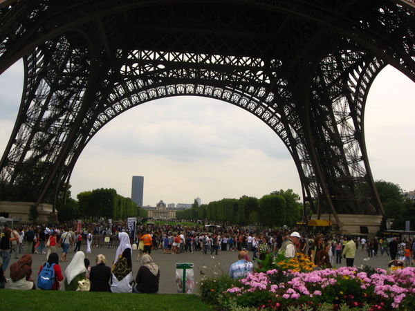 The busy Eiffel Tower | Photo
