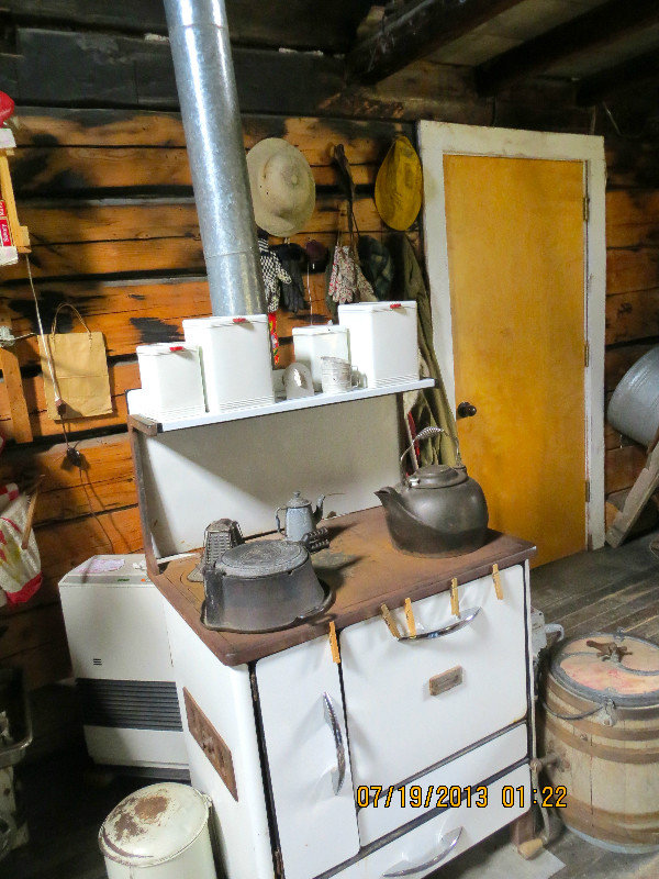 Pratt Museum: inside Homesteaders cabin; homesteading in AK ended only in the 1980s!