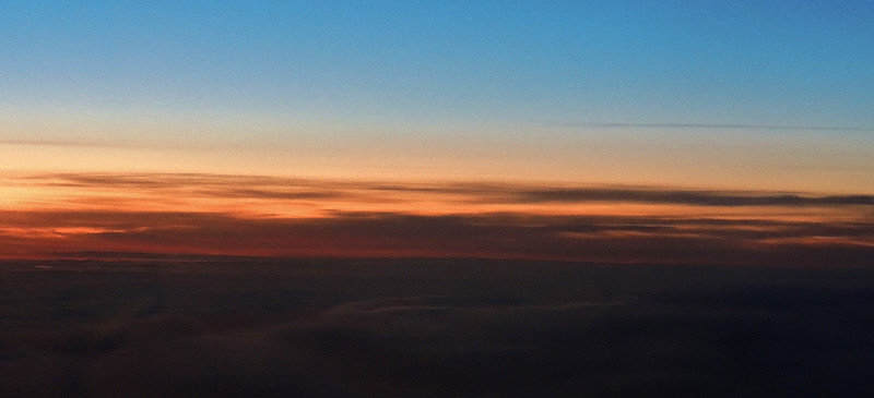 Sonnenaufgang über dem Pazifik - aus dem Flugzeug