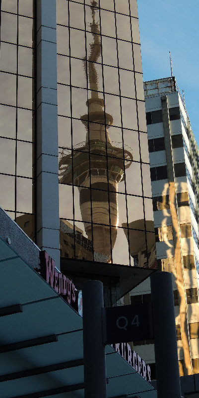 Sky Tower in einer Fassade an der Queen Street