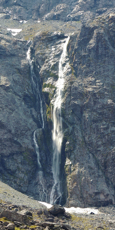 Vertikale Felswände begünstigen Wasserfälle. 