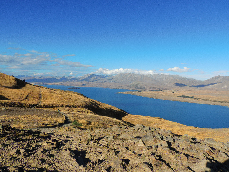 Lake Tekapo ist von vielen seichten Bergketten umgeben. 