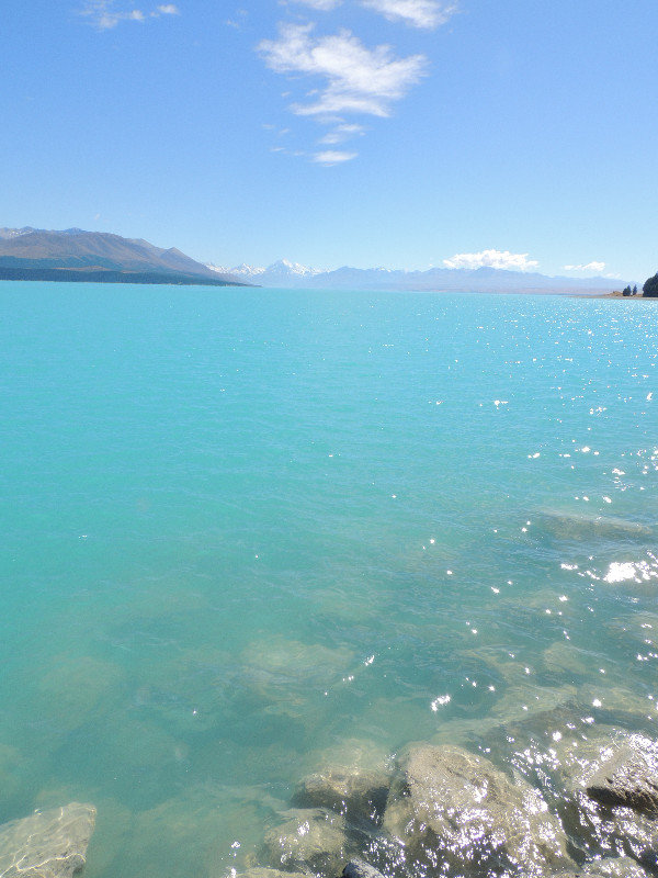 Das unnatürlich blaue Wasser des Lake Pukaki  - hier ist nichts bearbeitet.