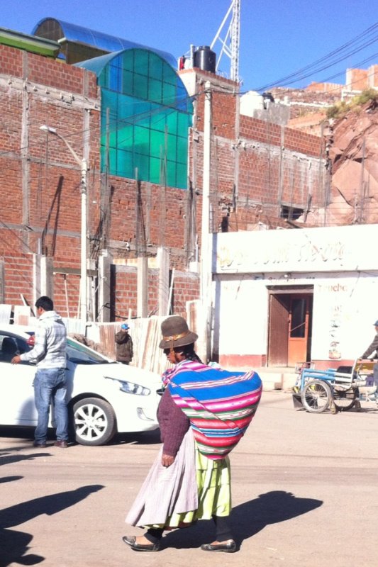 Peruvian lady working hard at the border