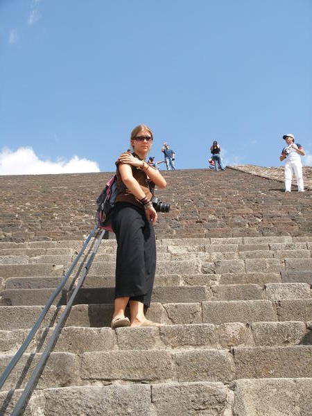 Dani climbing Piramide del Sol -Teotihuacan