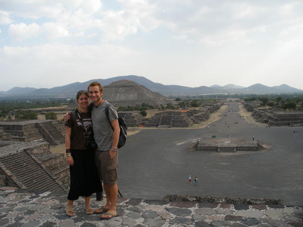 Gimps on top of the Piramide de luna -Teotihuacan
