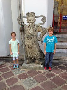 Kids at Wat Pho
