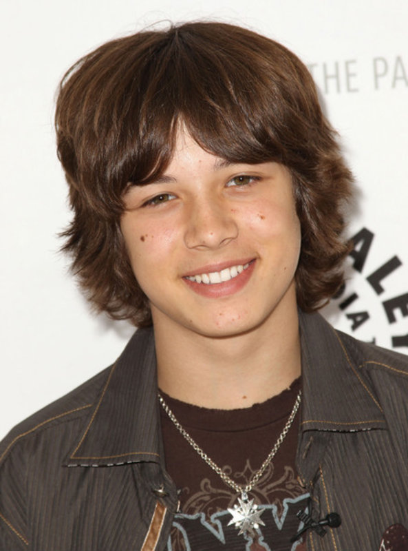 leo howard Photo