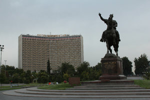 Amir Timur Maydoni (Amir Timur Square)