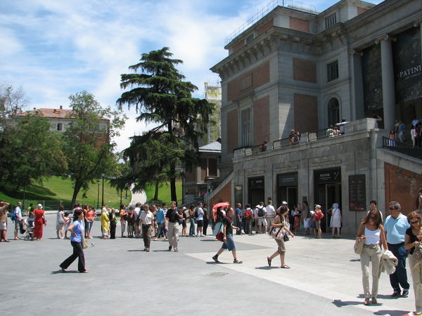The queue at the Prado