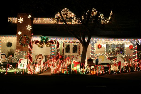 A house bautifully decorated for christmas