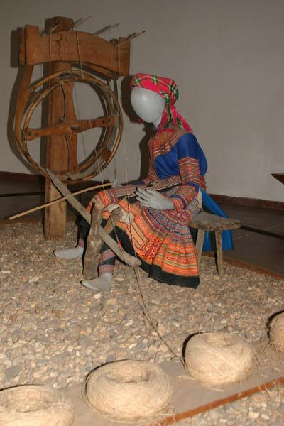 Vietnamese Museum of Ethnology-spinning
