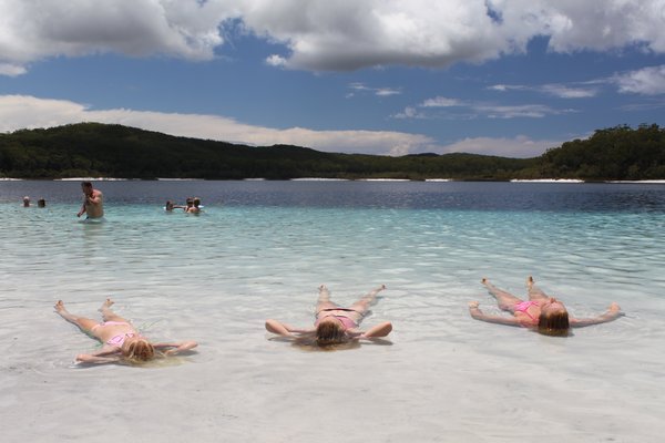Pigerne ved Lake McKenzie på Fraser Island