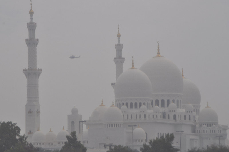 Mosque in Abu Dhabi right by runway