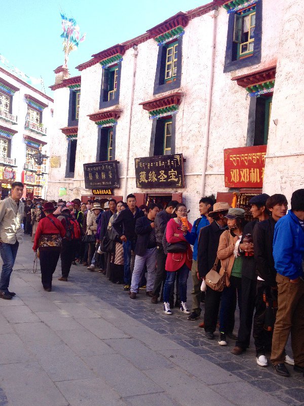 Pilgrims Lining Up to Enter Jokhang Temple (1)