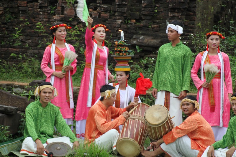 Cham dancers and musicians