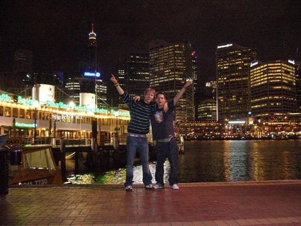 Daniel und ich in Darling Harbour vor der Skyline