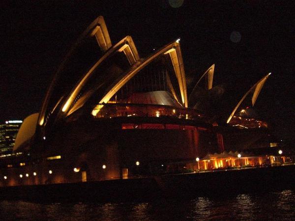 Opera House bei Nacht vom Wasser aus
