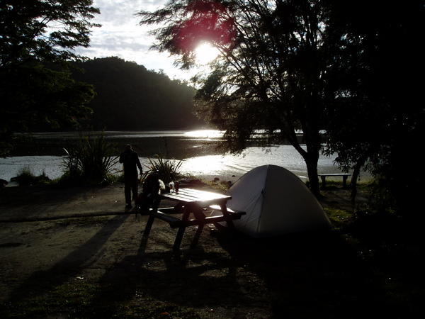 abel tasman park, zonsopgang voor ons tentje (enige daar!)
