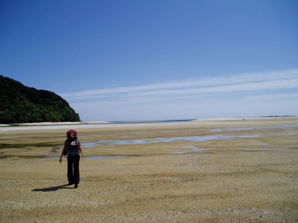 that's me walking the track at low tide (normaal onder water!)