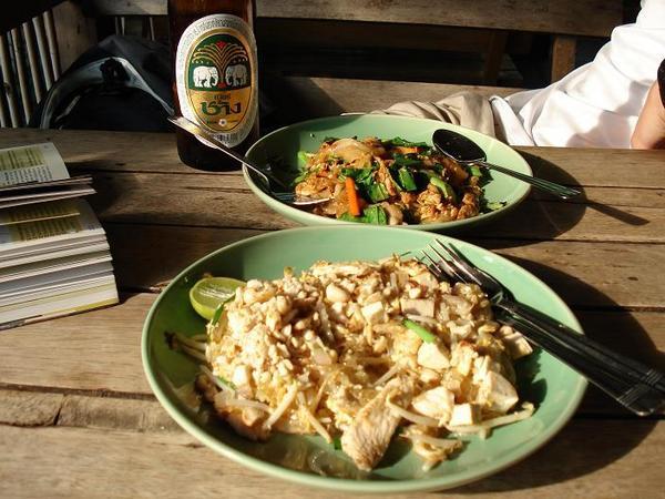 Pad Thai und Fette Nudeln mit Pork und Chang Bier - echt fein 