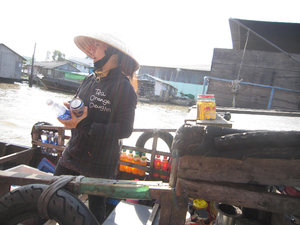 A lady selling drinks at the floating market