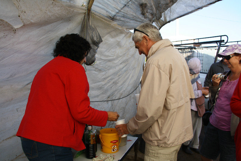 Rosy and Rick preparing the cups for the leche