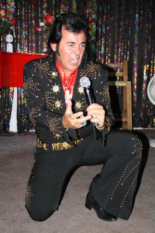 Elvis at Piano Rojo